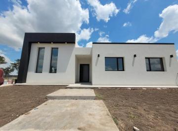 Casa · 126m² · 4 Ambientes · 1 Cochera · Casa de 4 Ambientes, con Piscina, a Estrenar en Lagos de Canning II. Canning, Esteban Echeverría.