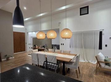 Casa · 193m² · 5 Ambientes · 1 Cochera · Moderna E Impecable Casa de 5 Ambientes con Salida a La Laguna en Barrio San Lucas, San Vicente.
