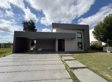 Casa · 261m² · 4 Ambientes · 6 Cocheras · Terralagos! Casa con Pileta y Fondo Libre!