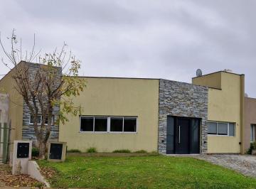 Casa · 155m² · 4 Ambientes · 2 Cocheras · Casa en Don Bosco