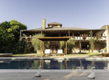 Campo · 10000m² · 5 Ambientes · 1 Cochera · Chacra 1 Ha en Venta José Ignacio Casa 5 Dorm. y Casa de Huéspedes