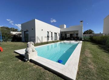 Casa · 225m² · 5 Ambientes · 2 Cocheras · 139 y 90 Casa 3 Dorm. en Venta Fincas de Duggan La Plata