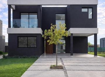 Casa · 235m² · 5 Ambientes · 2 Cocheras · Venta Casa Puertos del Lago Araucarias