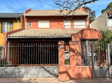 Casa · 200m² · 5 Ambientes · 2 Cocheras · Casa en Venta - 4 Dorm. 3 Baños - Castelar