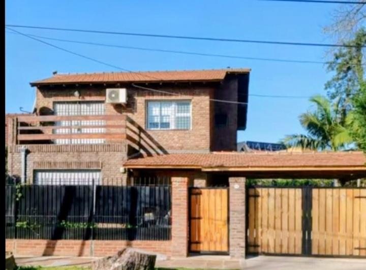 Casa · 180m² · 5 Ambientes · 2 Cocheras