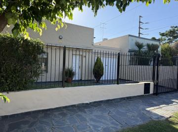 Casa · 130m² · 4 Ambientes · 2 Cocheras · Casa en Venta Burzaco 4 Ambientes, Excelente Ubicación!