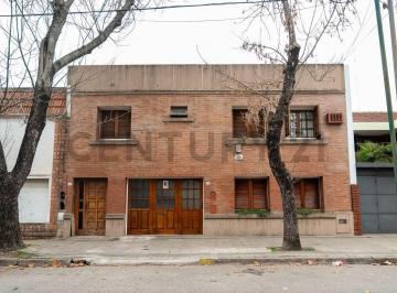 Casa · 200m² · 4 Dormitorios · 2 Cocheras · Casa en Venta en El Casco Histórico de La Plata — Oportunidad Única