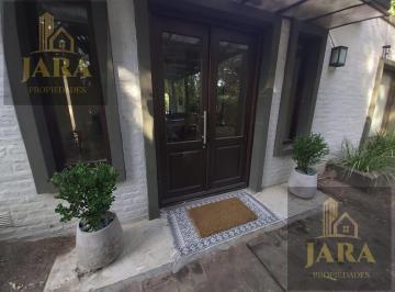 Casa · 260m² · 4 Ambientes · 2 Cocheras · Casa en Venta 4 Ambientes C/ Pileta Barrio Parque El Carmencito