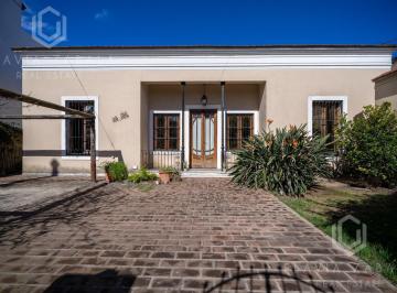 Casa · 209m² · 7 Ambientes · 1 Cochera · Oportunidad! Venta Casa de Siete Ambientes con Jardín, Pileta, Garaje y Depósito en Bella Vista