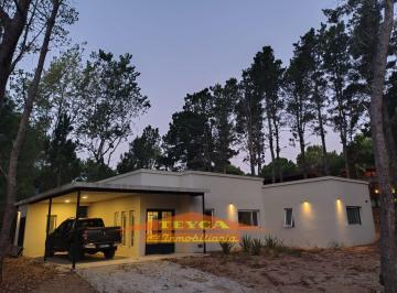 Casa · 200m² · 5 Ambientes · Casa en Venta, 5 Ambientes, Barrio Cerrado - Villarobles