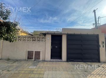Casa · 200m² · 4 Ambientes · Venta de Casa Multifamiliar en Villa Sarmiento Moron Zona Oeste