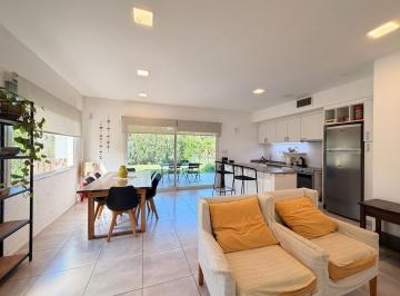 Casa · 111m² · 4 Ambientes · 4 Cocheras · Oportunidad! Casa a La Venta en Los Arces, con Piscina en Lote Central - Nuevo Precio