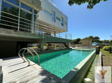 Casa · 471m² · 5 Ambientes · Casa en Venta - 5 Dorm. 4 Baños - 1059 m² - Carilo