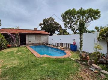 Casa · 225m² · 5 Ambientes · 1 Cochera · Casa en Venta en Boulogne 5 Ambientes con Jardín Quincho y Pileta