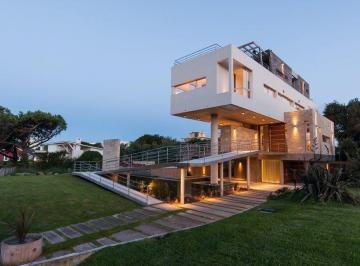 Casa · 530m² · 5 Dormitorios · 1 Cochera · Cod 999 Alquiler y Venta. Excelente! a 1 Cuadra de La Playa - Categoría