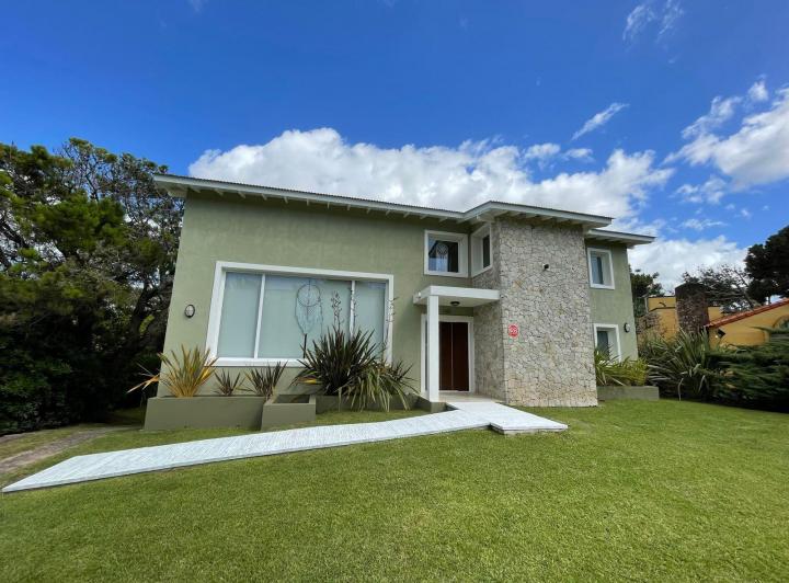 Casa · 1200m² · 4 Dormitorios