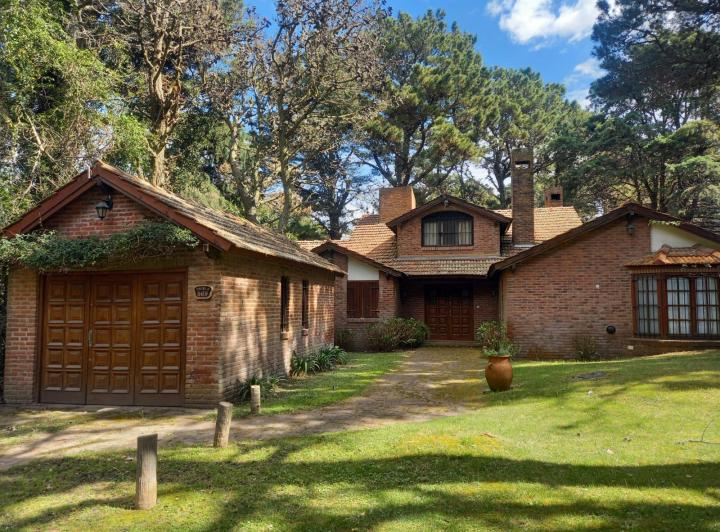 Casa · 1m² · 6 Ambientes · 1 Cochera