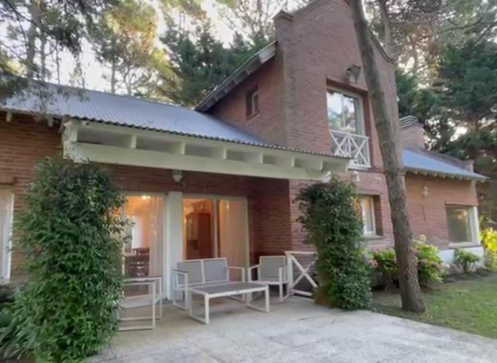 Casa · 200m² · 5 Ambientes · 2 Cocheras