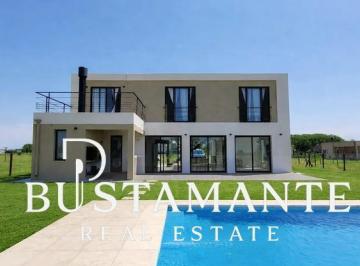 Casa · 209m² · 5 Ambientes · 2 Cocheras · Casa en Venta 5 Ambientes con Piscina | Barrio La Alameda | Canning | Lote Central