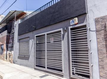 Casa · 130m² · 8 Ambientes · 1 Cochera · Casa de 3 Dorm. en Venta