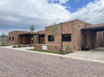 Casa · 116m² · 3 Ambientes · 2 Cocheras · Casa en Alquiler a Estrenar, en Carrodilla, Privado