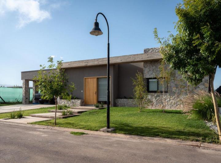 Casa · 266m² · 8 Ambientes · 2 Cocheras