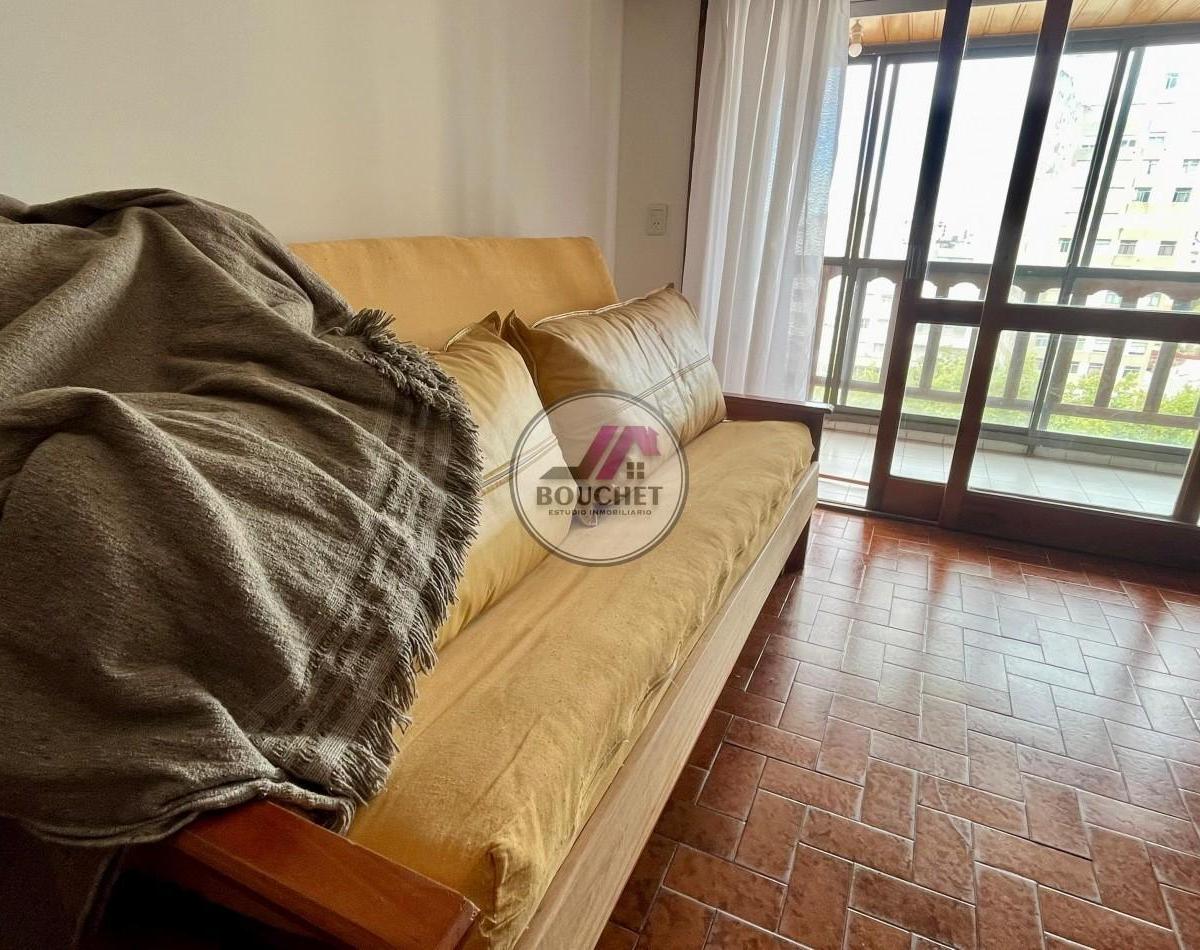 Departamento monoambiente amoblado, ubicado en el prestigioso barrio de La Perla, sobre un 8vo piso