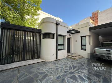 Casa · 140m² · 4 Ambientes · 2 Cocheras · Casa de 3 Dorm. con Cochera, Patio y Quincho
