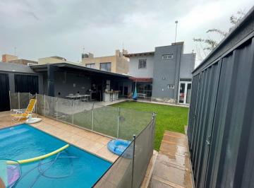 Casa · 303m² · 5 Ambientes · 2 Cocheras · Barrio Privado Urquiza de Guaymallén