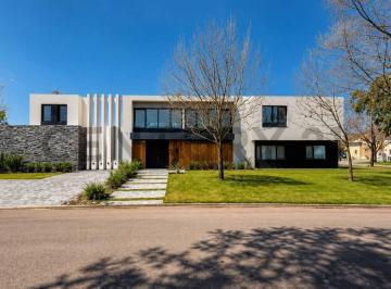 Casa · 590m² · 8 Ambientes · 8 Cocheras · Venta de Casa 8 Ambientes en Country Terravista Lote a La Laguna Permuta