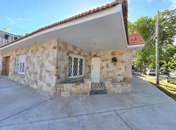 Casa · 121m² · 4 Ambientes · 2121 Cocheras · Chalet Estilo Mar del Plata Totalmente Reciclado en Barrio San José