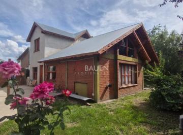 Casa · 142m² · 6 Ambientes · 2 Cocheras · Exclusiva y Espaciosa Propiedad en Junin de Los Andes