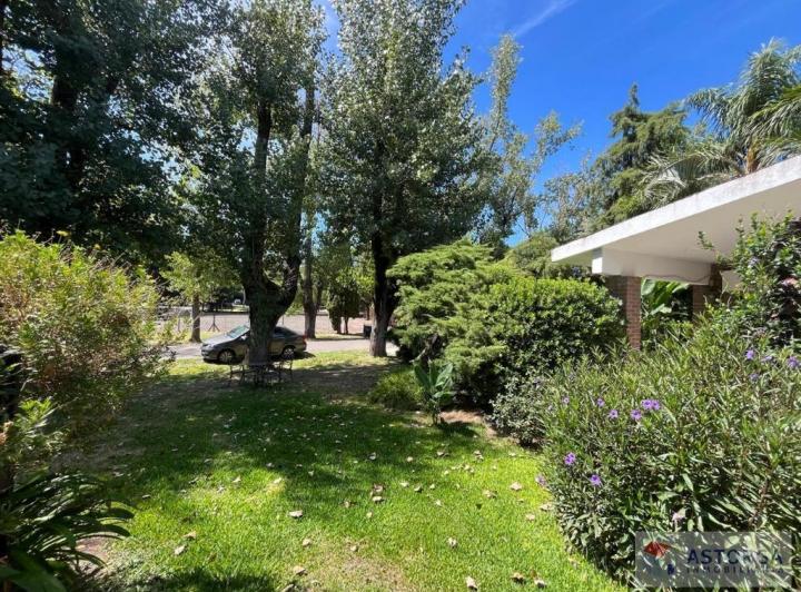 Casa · 130m² · 4 Ambientes · 2 Cocheras