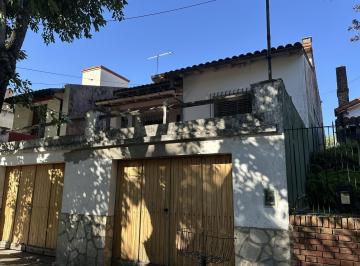 Casa · 225m² · 5 Ambientes · 4 Cocheras · Casa en Venta - Entre Avs 4 Ambientes, 4 Cocheras, Jardin.