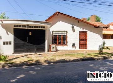 Casa de 3 ambientes, Mar de Ajó · Chalet: Libres del Sur N° 544 E/ Blanco Escalada y Sacconi - Mar de Ajo - C1080