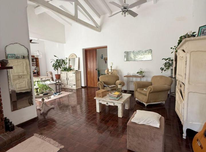 Casa · 377m² · 6 Ambientes · 2 Cocheras