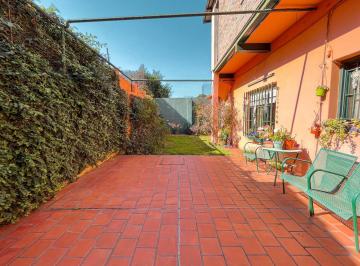 Casa · 122m² · 6 Ambientes · 2 Cocheras · Casa de 3 Dorm. con Jardín y Cochera en Fisherton