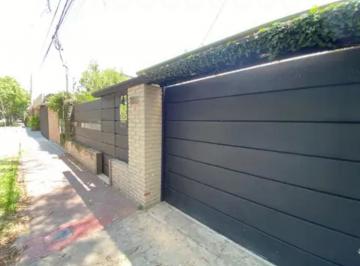 Casa · 140m² · 7 Ambientes · 1 Cochera · Venta/permuta - Casa 2 Dorm. con Pileta y Cochera. Fisherton, Rosario