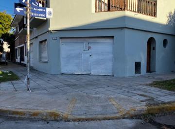 Casa de 4 ambientes, San Isidro · Casa en Planta Baja y Local Comercial