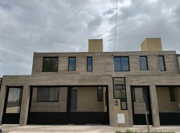 Casa · 180m² · 2 Ambientes · 2 Cocheras · Casa - Nuevo Poeta Lugones