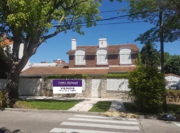 Casa · 390m² · 5 Ambientes · 4 Cocheras · Solido Chalet con Pileta en Venta - La Lucila
