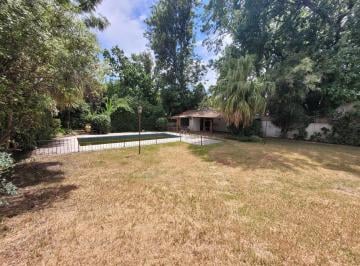 Casa · 390m² · 8 Ambientes · 4 Cocheras · Chalet de Una Planta en Las Lomas de San Isidro