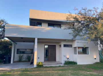 Casa · 230m² · 6 Ambientes · 2 Cocheras · Alquiler Casa Barrio Las Cañitas - Malagueño