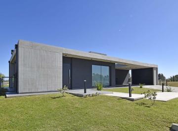 Casa · 140m² · 3 Ambientes · 1 Cochera · Venta Casa en Area 60 B° La Victoria, con un Parque de 1900 m² Libres