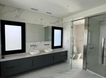 Casa · 390m² · 4 Dormitorios · 2 Cocheras · Casa Amoblada en Venta en Terralagos