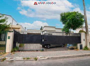 Casa · 165m² · 5 Ambientes · 4 Cocheras · Villa Sarmiento en Planta con Gran Fondo