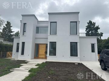 Casa · 200m² · 4 Ambientes · Venta Casa 4 Ambientes con Piscina en Barrio Las Golondrinas - Hudson