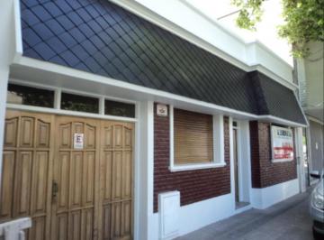Casa · 130m² · 4 Ambientes · 1 Cochera · Casa de Tres Dorm. en Alquiler