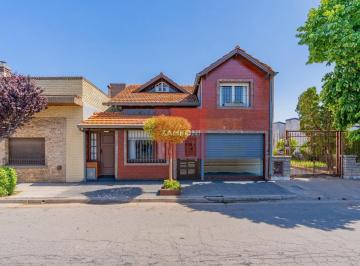 PH · 84m² · 4 Ambientes · PH con Local Sobre Av Luro