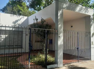 Casa · 130m² · 4 Ambientes · 1 Cochera · Casa 4 Amb con Entrada de Auto, Fondo Libre y Quincho!